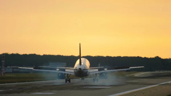Atterrissage de l'avion tôt le matin — Photo