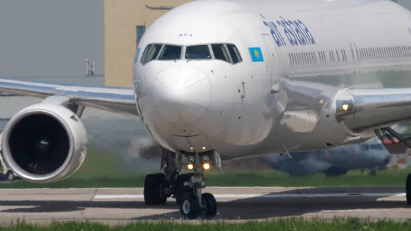 Air Astana Boeing 767 kołowania Zdjęcie Stockowe
