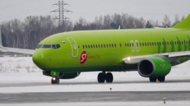 Boeing 737 kalkıştan önce kalkışa geçiyor.
