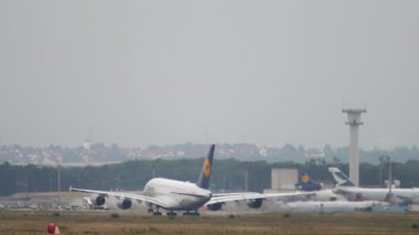 Lufthansa Airbus 380 kalkış