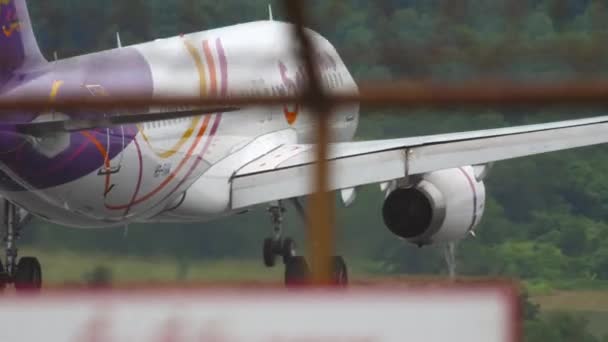 Airbus 320 приземляется в аэропорту Пхукета — стоковое видео