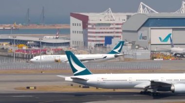 Hong Kong, Chek Kap Kok Uluslararası Havaalanı 'nda trafik var.