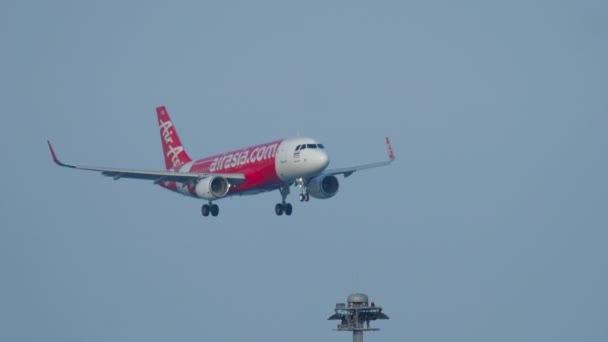 Airbus 320 se aproximando sobre o oceano — Vídeo de Stock