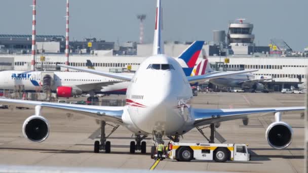 United Arab Emirates Royal Flight Boeing 747 reboque — Vídeo de Stock