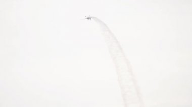 Kızıl Boğa uçağına meydan okuyor.