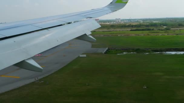 Vista aérea desde el avión descendente — Vídeos de Stock