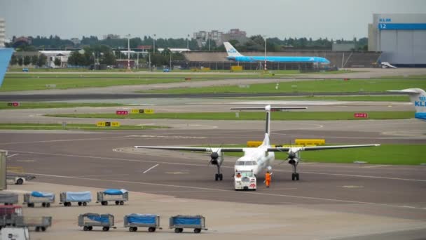 Flybe Bombardier Dash 8 Q400 çekme kalkıştan önce — Stok video