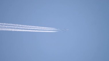 Yüksekten uçan uçak