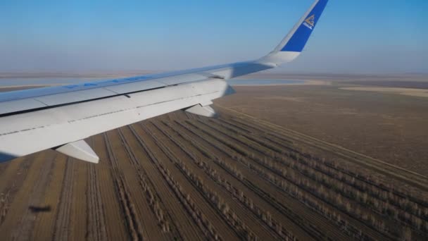 Vue aérienne depuis l'avion descendant — Video