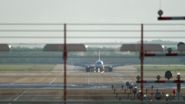 Flugzeug rollt nach der Landung — Stockvideo