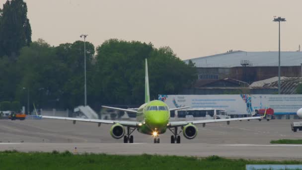 S7 Embraer ERJ-170出租车 — 图库视频影像