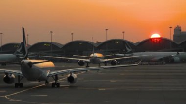 Chek Kap Kok Hong Kong Uluslararası Havaalanında günbatımı