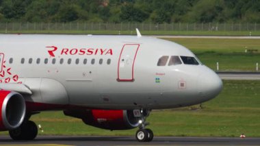 Airbus A319 Rossiya kalkıştan önce taksicilik yapıyor.