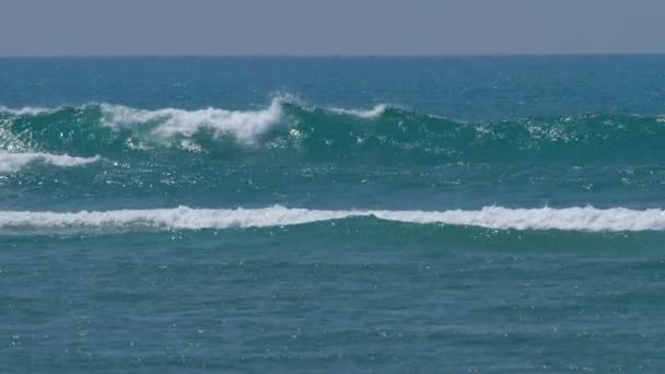 Olas en el arrecife de coral — Vídeo de stock