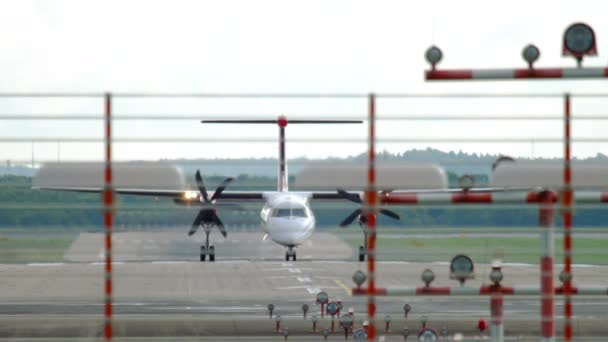 Торможение турбовинтового самолета после посадки — стоковое видео