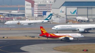 Hong Kong, Chek Kap Kok Uluslararası Havaalanı 'nda trafik var.