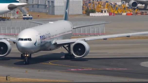 Partenza in aereo dall'aeroporto internazionale di Hong Kong — Video Stock