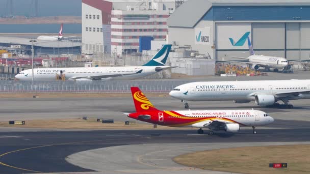 Hong Kong, Chek Kap Kok Uluslararası Havaalanı 'nda trafik var. — Stok video