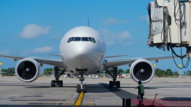 Yönetici havaalanında yolcu uçağı karşılar