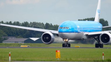 KLM Boeing 777 önce hareket