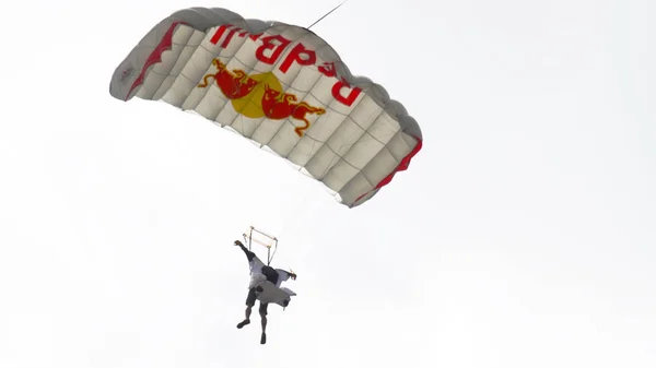 Wingsuite skydiver on parachute — Stock Photo, Image