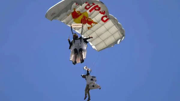 Wingsuite skydiver on parachute — Stock Photo, Image