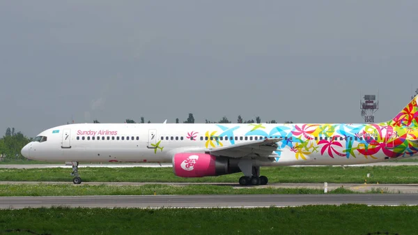 Sunday Airlines Boeing 757 taxning Stockbild