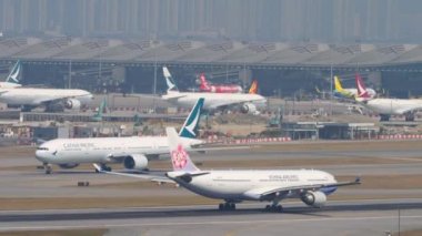 Hong Kong Uluslararası Havaalanı 'ndan kalkan uçak.