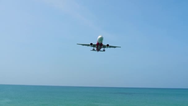 Flugzeug im Anflug über Ozean — Stockvideo