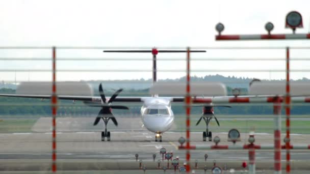 Торможение турбовинтового самолета после посадки — стоковое видео
