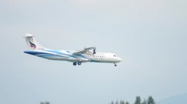 Turboprop uçak yaklaşıyor