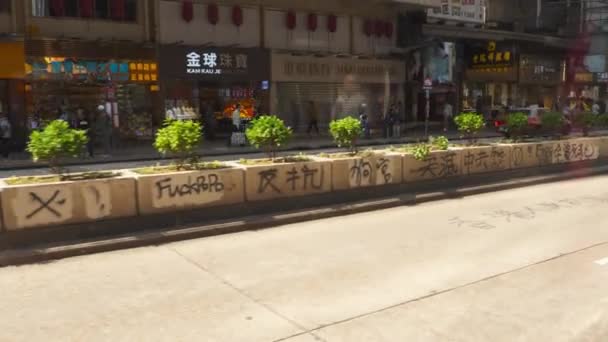 Abdrücke von Slogans auf der Straße von Hongkong — Stockvideo