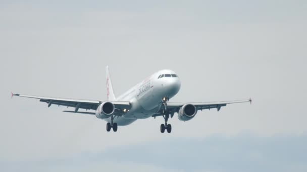 Airbus 321 landing op luchthaven Phuket — Stockvideo