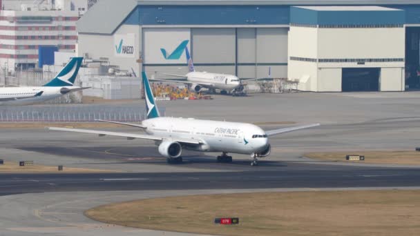 Flugzeug wenden Ranway vor dem Abflug vom internationalen Flughafen, Hongkong — Stockvideo