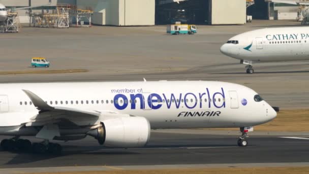 Flygplanets avgång från den internationella flygplatsen i Hongkong — Stockvideo