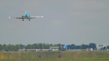 KLM Cityhopper Fokker 70 inişi