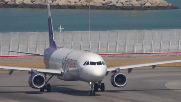 エアバスA321は、香港国際空港から出発する前に滑走路を回します — ストック動画