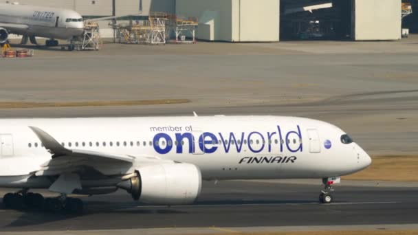 Flygplanets avgång från den internationella flygplatsen i Hongkong — Stockvideo