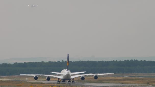 Towing Lufthansa空客380 — 图库视频影像