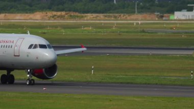 Airbus A319 Rossiya kalkıştan önce taksicilik yapıyor.