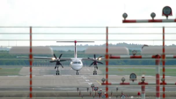 Frenatura di aeroplani turboelica dopo l'atterraggio — Video Stock