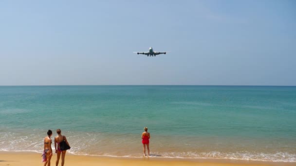 飞机接近海面 — 图库视频影像