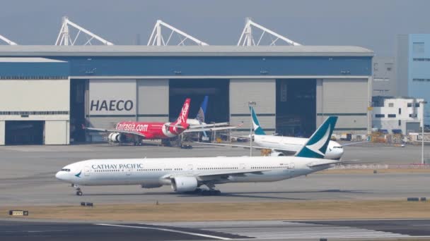 Boing 777 cathay pazific taxiing vor abflug — Stockvideo