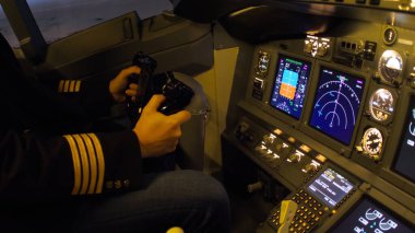 Sivil uçak kokpiti fotoğrafı.