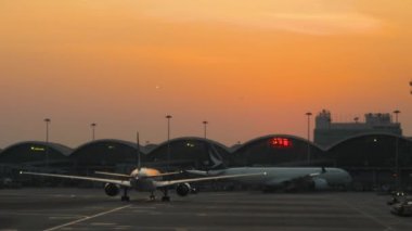 Chek Kap Kok Hong Kong Uluslararası Havaalanında günbatımı