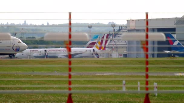 Airplane taxiing after landing — Stock Video