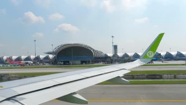 Aviones en Suvarnabhumi Aeropuerto — Vídeos de Stock