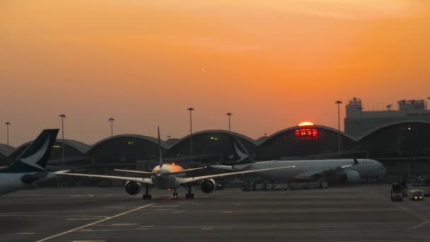 Sunset στο Chek Lap Kok Χονγκ Κονγκ Διεθνές Αεροδρόμιο — Αρχείο Βίντεο
