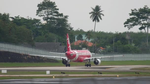 Airbus A320 taxiing no aeroporto de Phuket — Vídeo de Stock