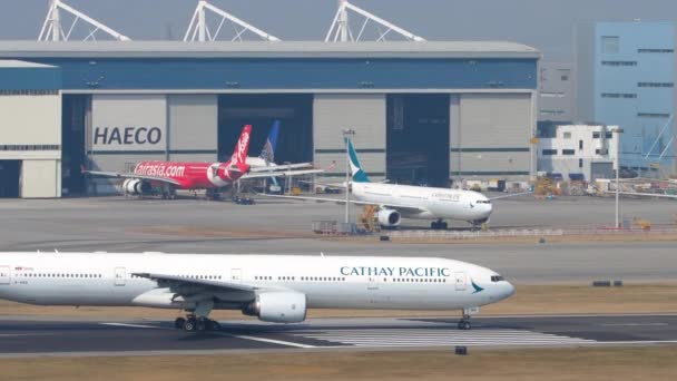 Flugzeug vor Abflug vom internationalen Flughafen, Hongkong — Stockvideo